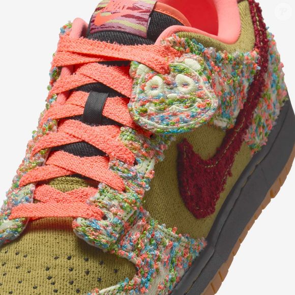 Costuras em verde Vvivo e Swoosh em jacquard vermelho queimado são os detalhes que elevam o design do modelo