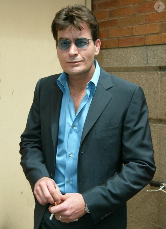 Charlie Sheen nega acusações, mas seu passado volta a assombrar após lembranças da ex-estrela mirim