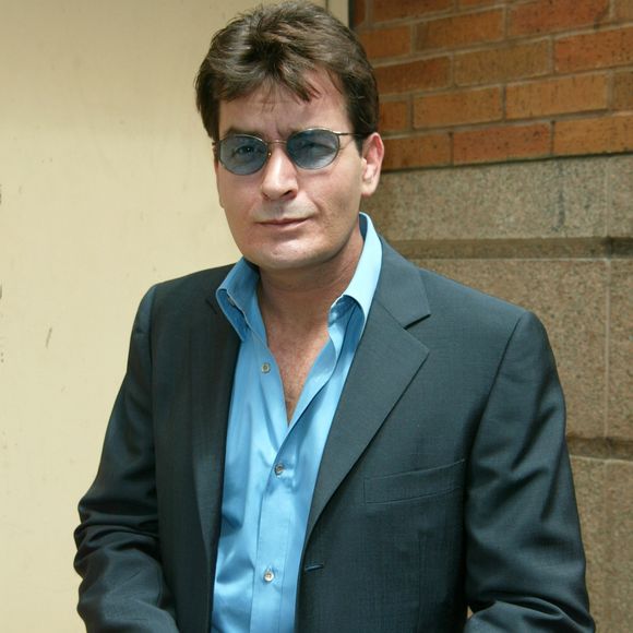 Charlie Sheen nega acusações, mas seu passado volta a assombrar após lembranças da ex-estrela mirim