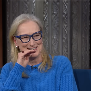 Em uma de suas aparições recentes no The Late Show with Stephen Colbert, Meryl Streep, surgiu usando justamente um suéter tricotado muito semelhante ao da personagem Andrea Sachs vivido por Anne Hathaway