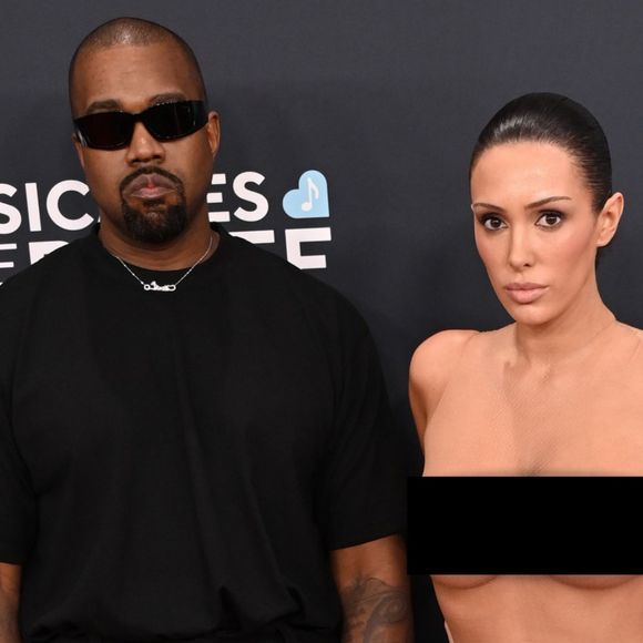 Polêmica em premiação: a roupa nada convencional de Censori atraiu a atenção de todos no Grammy 2025.