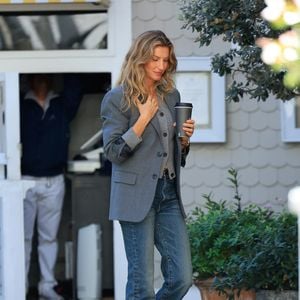 Gisele Bundchen afirmou no fim de 2013 que havia reduzido as viagens a trabalho por conta dos filhos (então com 4 anos e 1 ano) para ser mais presente na vida deles