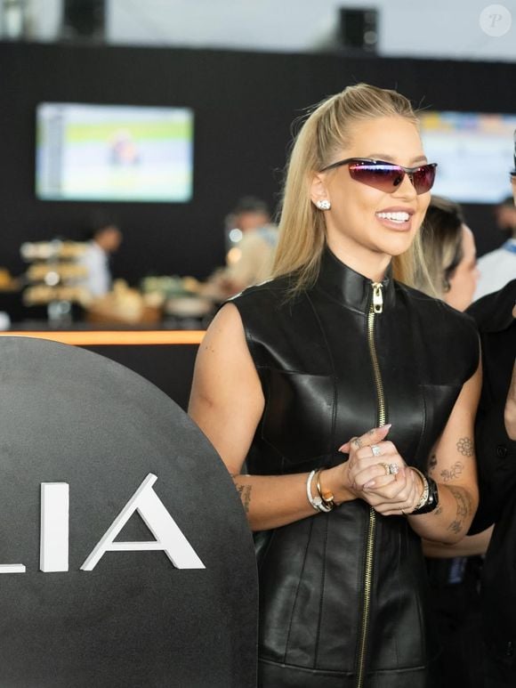 Virgínia Fonseca sorri em evento em Goiânia, com look all-black de couro