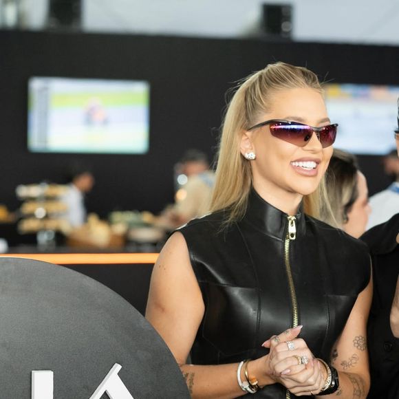 Virgínia Fonseca sorri em evento em Goiânia, com look all-black de couro