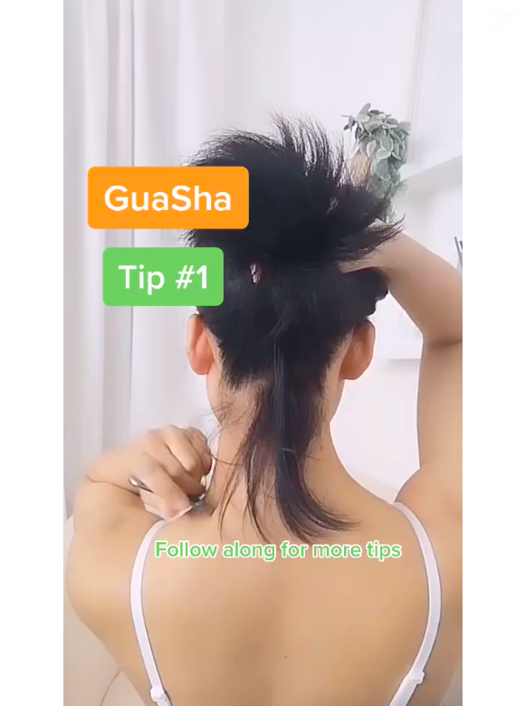 O primeiro exercício é o gua sha na nuca, que vai ajudar a aliviar uma das áreas mais tensas do corpo