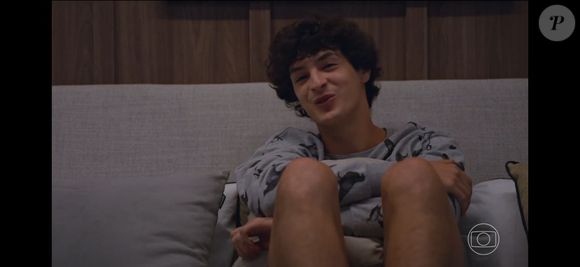 O jovem Tiago, que sempre demonstrou ser sensível e introspectivo, emocionou-se ao assistir a um clássico filme em preto e branco