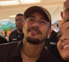 Neymar apareceu com um visual diferente ao posar com fãs após um jogo do Santos. A mudança na barba fez internautas questionarem o rosto do craque nas redes sociais