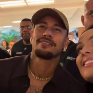 Neymar apareceu com um visual diferente ao posar com fãs após um jogo do Santos. A mudança na barba fez internautas questionarem o rosto do craque nas redes sociais