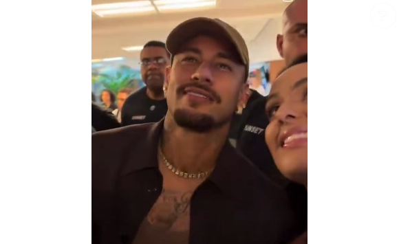 Neymar apareceu com um visual diferente ao posar com fãs após um jogo do Santos. A mudança na barba fez internautas questionarem o rosto do craque nas redes sociais