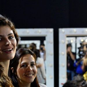 Isabeli Fontana nos bastidores do Fashion Rio: em 2013, a modelo participou de vários desfiles no evento