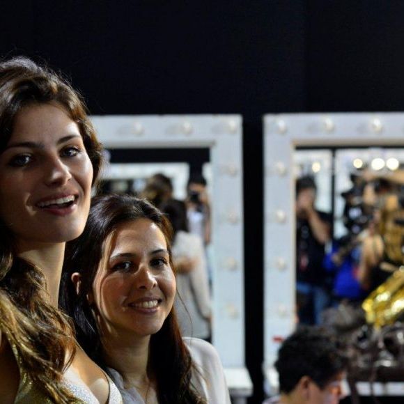 Isabeli Fontana nos bastidores do Fashion Rio: em 2013, a modelo participou de vários desfiles no evento
