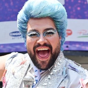 Carnaval 2025 com Silvio Santos, sim! Tiago Abravanel usa look semelhante ao do avó em desfile de 2001 para homenagem em bloco. Fotos!