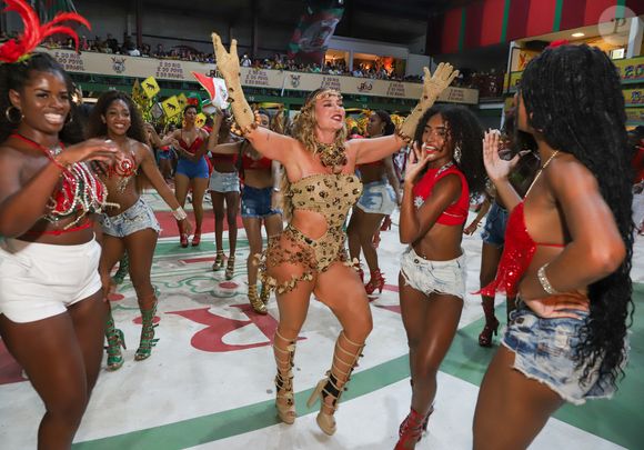 Paolla Oliveira surgiu com fantasia de onça, uma referência à lenda da princesa Herondina, que se transformava no animal, em ensaio da Grande Rio