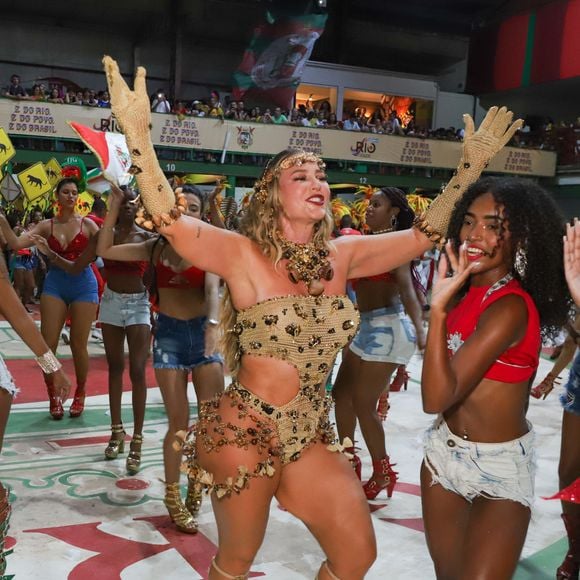 Paolla Oliveira surgiu com fantasia de onça, uma referência à lenda da princesa Herondina, que se transformava no animal, em ensaio da Grande Rio