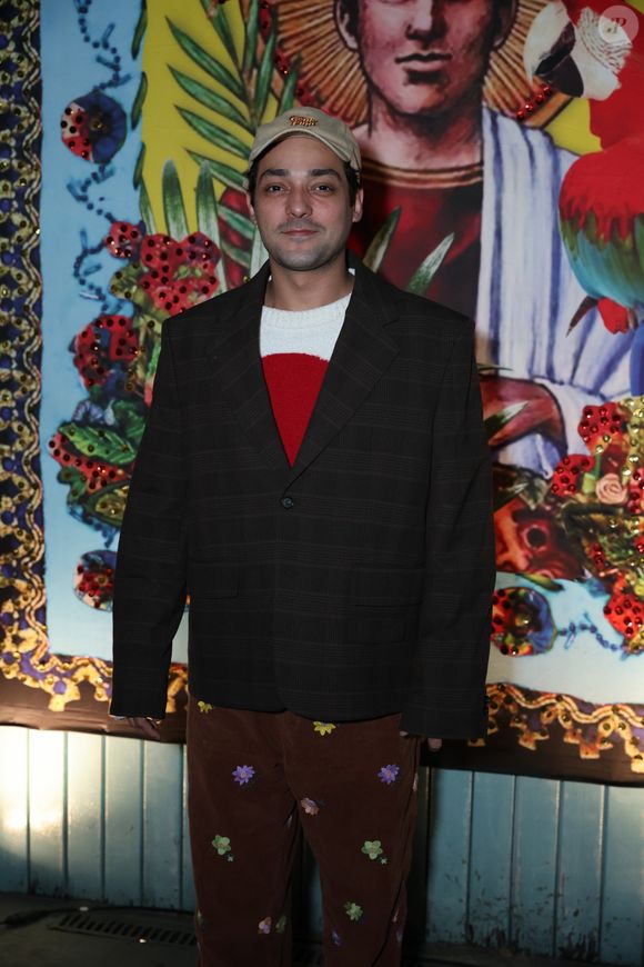 Arraial da Arara 2025: Eduardo Sterblitch roubou a cena com uma calça de florzinhas bordadas