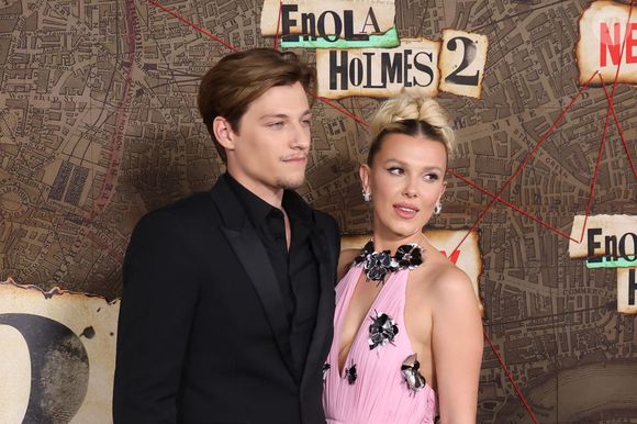Millie Bobby Brown está loira e recentemente se casou com o filho de Jon Bon Jovi.