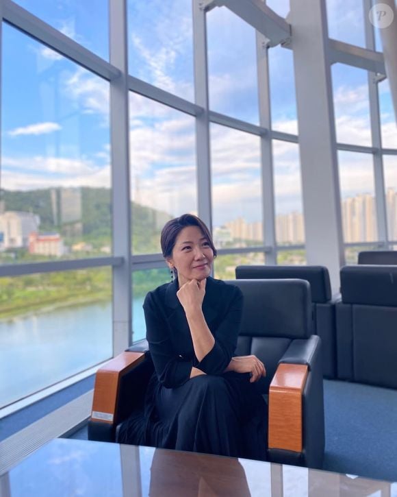 Outra veterana dos dorama, Seo Yi-sook é casada desde 2000 com Yoon Tae-yong, com quem tem um filho