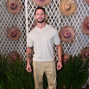 Jonas Sulzbach optou por um visual casual alinhado ao combinar uma camisa polo de malha texturizada em tom off-white com uma calça de alfaiataria bege de pregas frontais e caimento solto. O ex-BBB arrematou o look com tênis brancos de design clean e uma pulseira verde discreta