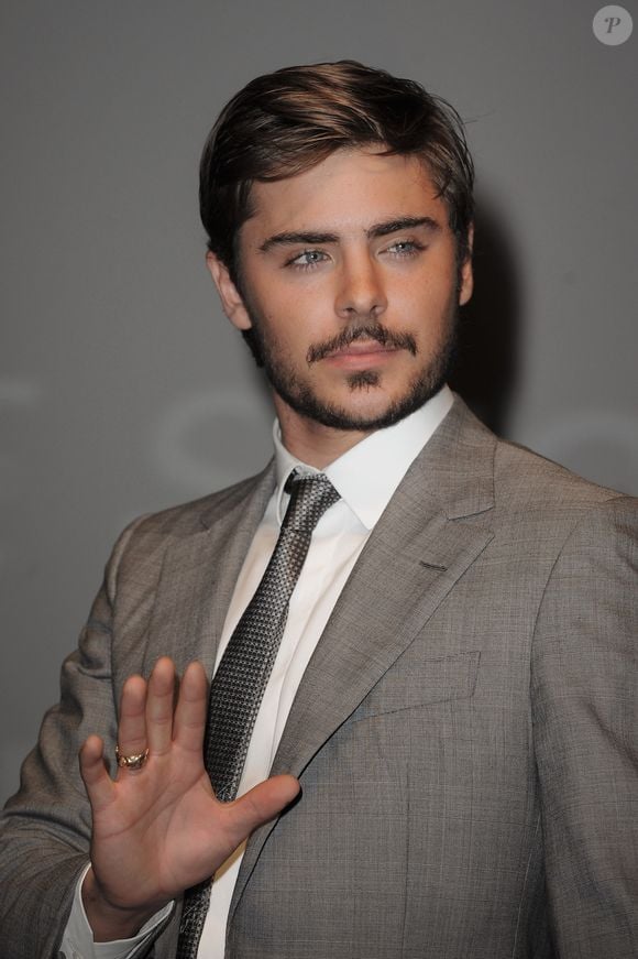 2010: para a surpresa de muitos, Zac Efron apareceu com uma barba fechada e super diferente de sua aparência anterior
