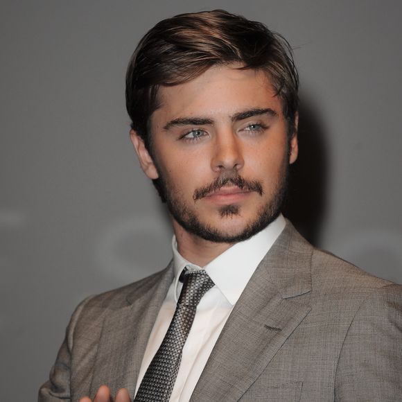 2010: para a surpresa de muitos, Zac Efron apareceu com uma barba fechada e super diferente de sua aparência anterior