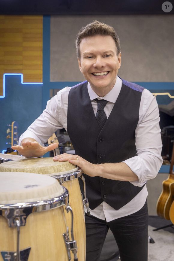 Michel Teló cria gados em duas de suas três fazendas e na outra planta mogno africano