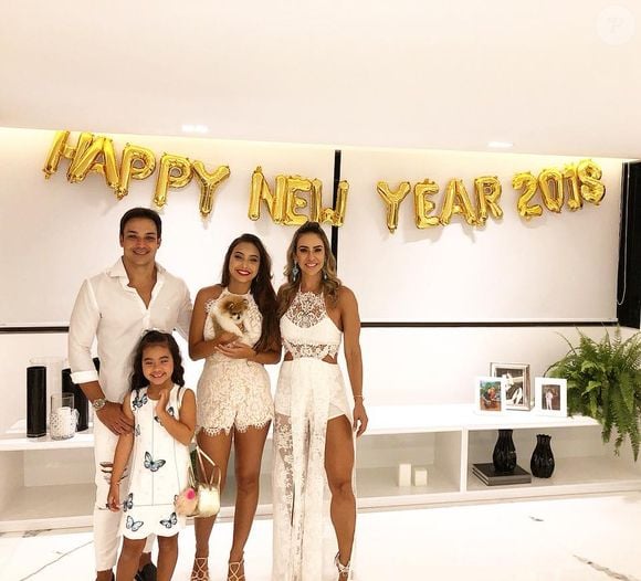 Nesta foto de ano novo, Lica Lopes impressionou com uma coxa super definida em um look vazado