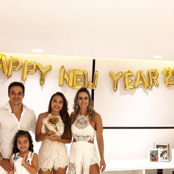 Nesta foto de ano novo, Lica Lopes impressionou com uma coxa super definida em um look vazado