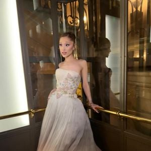 Hoje feliz com seu corpo, Ariana Grande impressiona por suas mudanças ao longo da carrreira