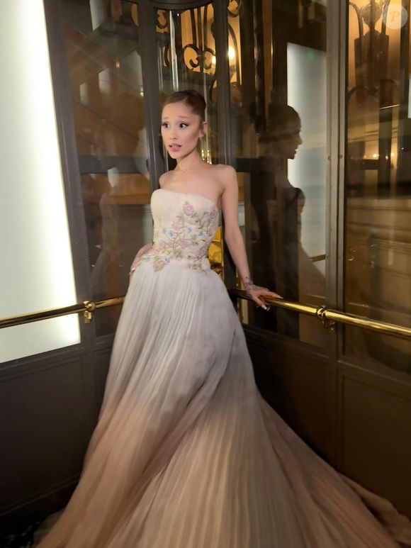 Hoje feliz com seu corpo, Ariana Grande impressiona por suas mudanças ao longo da carrreira