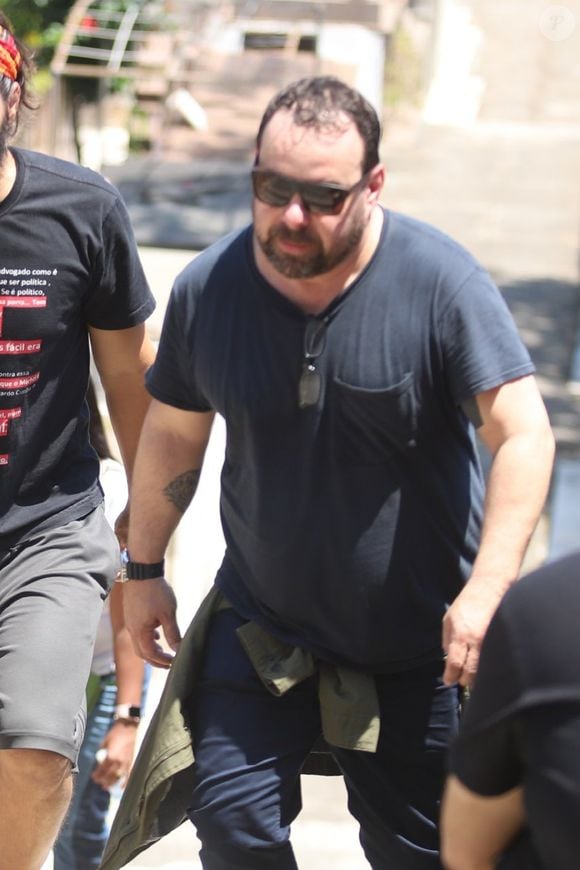 Irmão de Caio Junqueira, Jonas Torres compartilhou vídeo do ator fazendo guerra de travesseiro com a sobrinha