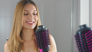 Praticidade e versatilidade, essa escova secadora é o segredo para fazer penteados mais rápido