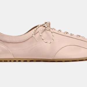 Sapatilha com cadarço estilo esportivo da Zara traz atemporalidade e um toque retrô para os seus looks, na cor rosa bebê: mostra que é fofa, mas ao mesmo tempo, fácil de combinar.