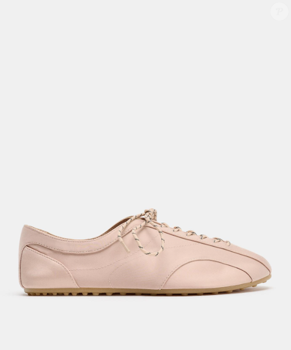 Sapatilha com cadarço estilo esportivo da Zara traz atemporalidade e um toque retrô para os seus looks, na cor rosa bebê: mostra que é fofa, mas ao mesmo tempo, fácil de combinar.