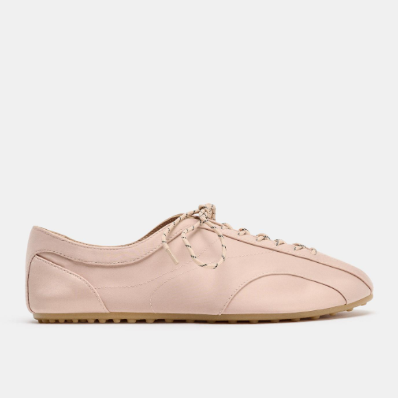 Sapatilha com cadarço estilo esportivo da Zara traz atemporalidade e um toque retrô para os seus looks, na cor rosa bebê: mostra que é fofa, mas ao mesmo tempo, fácil de combinar.