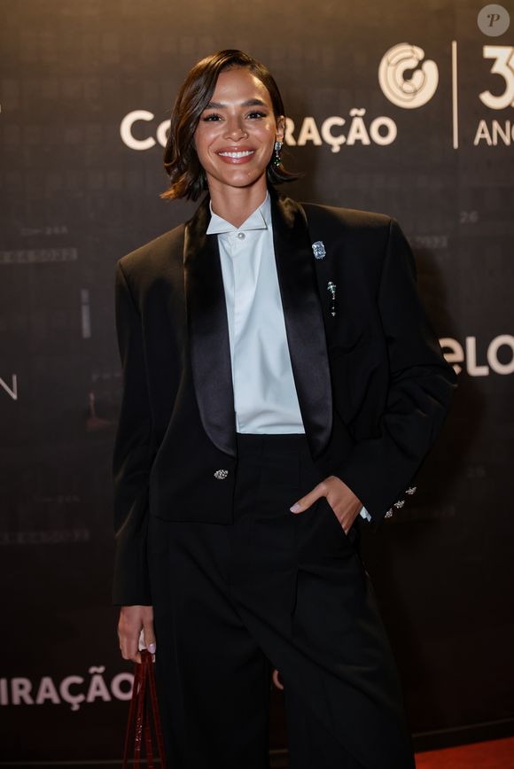 Bruna Marquezine soltou, aos risos, um sonoro ‘Não’ quando o repórter questionou se poderia fazer uma pergunta sobre o namorado dela