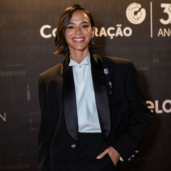 Bruna Marquezine soltou, aos risos, um sonoro ‘Não’ quando o repórter questionou se poderia fazer uma pergunta sobre o namorado dela