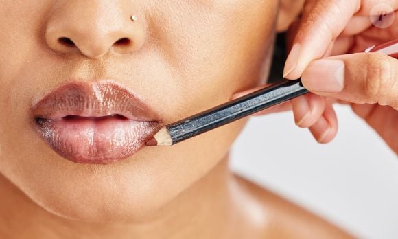 Lábios mais carnudos sem preenchimento? Técnica de maquiagem promete um resultado natural e discreto