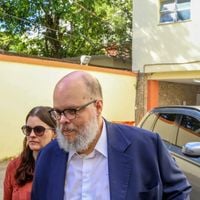 'Desprestigiado': Ed Motta se defende em depoimento e nega xingamento a funcionário, 10 dias após arremessar cadeira durante confusão em restaurante por taxa de rolha
