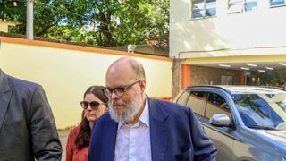 'Desprestigiado': Ed Motta se defende em depoimento e nega xingamento a funcionário, 10 dias após arremessar cadeira durante confusão em restaurante por taxa de rolha