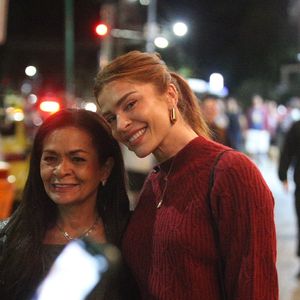 Grazi Massafera foi bastante tietada na saída do teatro