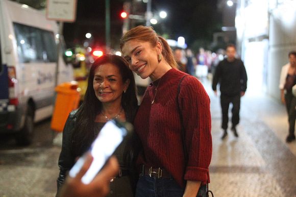 Grazi Massafera foi bastante tietada na saída do teatro