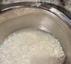Receita caseira é simples: deixar o arroz cru de molho, coar e aplicar a água como tônico facial ou máscara