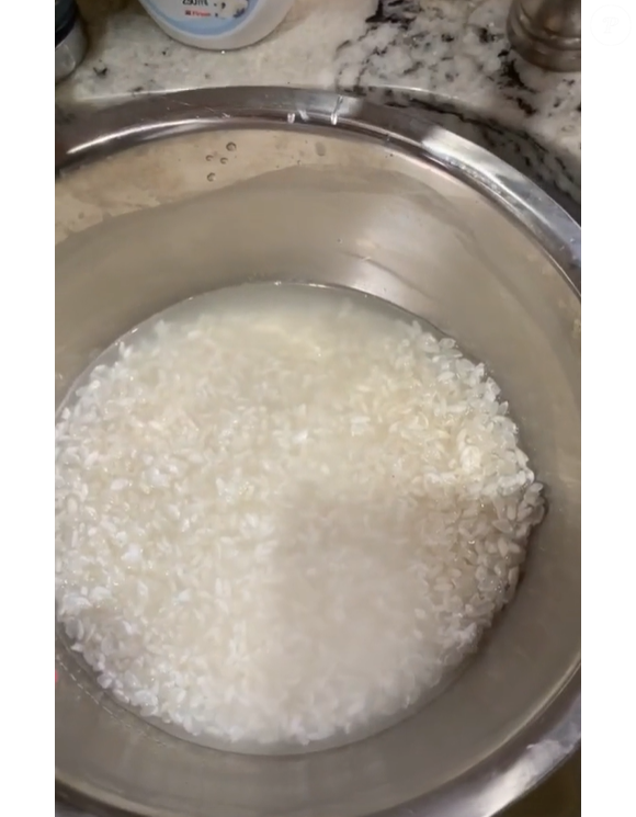 Receita caseira é simples: deixar o arroz cru de molho, coar e aplicar a água como tônico facial ou máscara