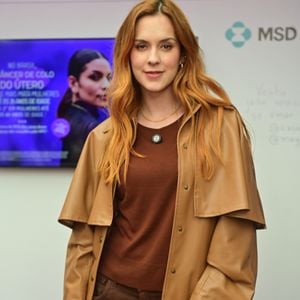 Sophia Abrahão apostou na tendência dos tons terrosos, aquela combinação que funciona sempre. Mas foi a jaqueta em estilo capa que roubou a cena