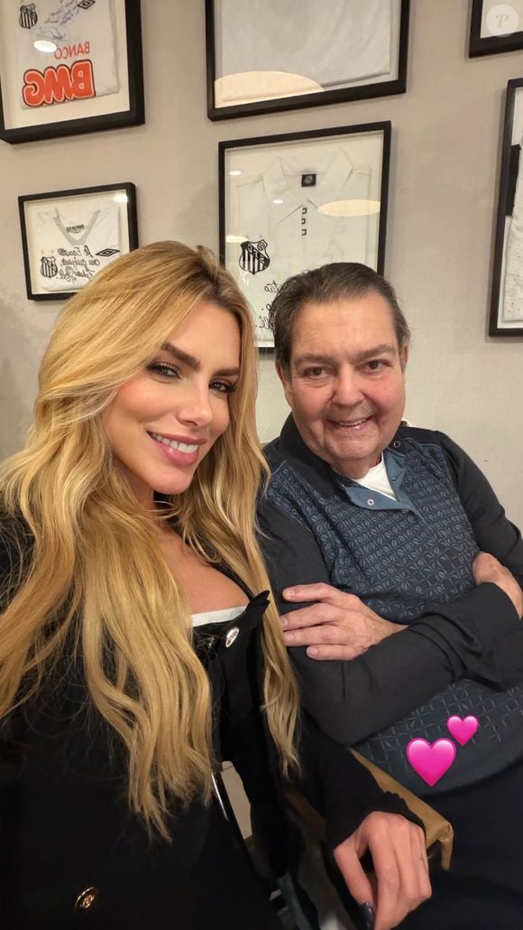 Os registros de Faustão foram compartilhados pela bailarina Erika Schneider, que foi ao aniversário da esposa do apresentador