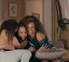 Adriana não imagina que uma de suas amigas está escondendo um segredo importante para ela