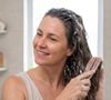 Cabeleireira ensina truque sobre cabelo para reduzir frizz em até 80%: 'Sem esfregar'