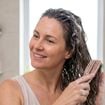 Nuria Dueñas, cabeleireira espanhola: 'Se você tem cabelo com frizz, ao lavar o cabelo com uma escova e movê-la em todas as direções, sem esfregar, você reduzirá o frizz em até 80%'