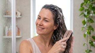 Nuria Dueñas, cabeleireira espanhola: 'Se você tem cabelo com frizz, ao lavar o cabelo com uma escova e movê-la em todas as direções, sem esfregar, você reduzirá o frizz em até 80%'