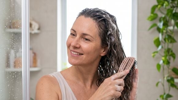 Nuria Dueñas, cabeleireira espanhola: 'Se você tem cabelo com frizz, ao lavar o cabelo com uma escova e movê-la em todas as direções, sem esfregar, você reduzirá o frizz em até 80%'